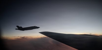Un avión KC-135 Stratotanker de la Fuerza Aérea de los Estados Unidos vuela junto a un avión F-35A Lightning II de la Fuerza Aérea de los Estados Unidos durante la Operación Epic Fury en la zona de responsabilidad del Mando Central de los Estados Unidos, el 5 de abril de 2026. (Foto de la Fuerza Aérea de los Estados Unidos)