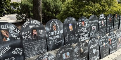 Un memorial improvisado de víctimas de sobredosis por opioides