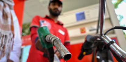 Un empleado despacha combustible en una gasolinera (Archivo)