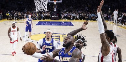 LeBron James anota frente a los Houston Rockets en el quinto juego