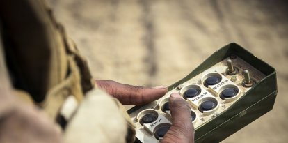 Un marine estadounidense regula la altura mientras carga un sistema de cohetes de artillería de alta movilidad M142 durante la Operación Epic Fury, el 19 de marzo de 2026. (Foto del Cuerpo de Marines de EE. UU.)