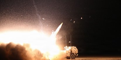 Un sistema de cohetes de artillería de alta movilidad M142 (HIMARS) realizando ejercicios de fuego real durante la operación "Epic Fury" en un lugar no revelado.