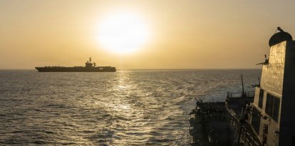 USS Abraham Lincoln (izq.) realizando operaciones de bloqueo en el Mar Arábigo el 16 de abril de 2026