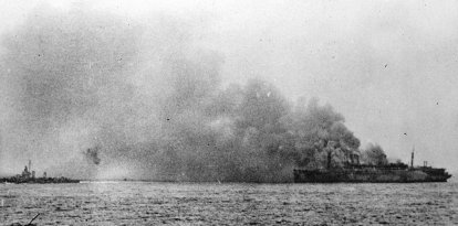 El buque de transporte estadounidense USS Wakefield se incendia en el mar