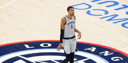 INGLEWOOD, CALIFORNIA - 16 DE MARZO: El alero de los San Antonio Spurs, Victor Wembanyama (1), durante el partido entre los San Antonio Spurs y los LA Clippers celebrado el 16 de marzo de 2026 en el Intuit Dome de Inglewood, California.