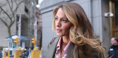 La actriz Blake Lively saliendo de la corte en plena batalla contra Baldoni