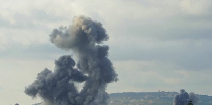 El humo se eleva desde el lugar de los ataques aéreos israelíes