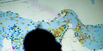 una gran pantalla que muestra los movimientos de los buques en el estrecho de Ormuz en un sitio web de seguimiento de barcos