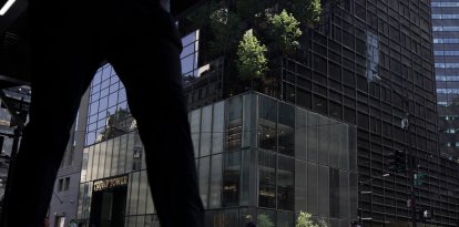 Una persona camina en Nueva York