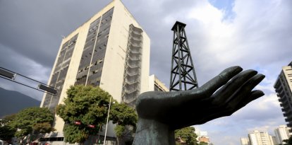 Una escultura de temática petrolera en Caracas.