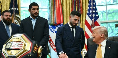 Ilia Topuria saluda al presidente Donald Trump en la Oficina Oval.