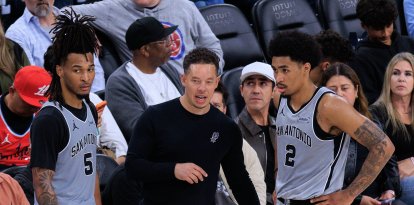 El técnico de los San Antonio Spurs, Mitch Johnson, da instrucciones a Stephon Castle (n.º 5) y Dylan Harper (n.º 2) durante un partido de la temporada regular de la NBA de 2026 contra los Los Angeles Clippers, celebrado el jueves 2 de abril de 2026 en el Intuit Dome Arena de Inglewood, California. Los Clippers pierden ante los Spurs por 118-99. JAVIER ROJAS/PI