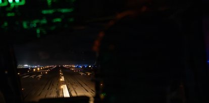 Un aviador de la Fuerza Aérea de los Estados Unidos se prepara para el despegue a bordo de un avión C-17 Globemaster III en la zona de responsabilidad del Mando Europeo de los Estados Unidos durante la Operación Epic Fury, el 18 de abril de 2026.