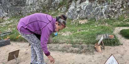 Carmen Navas, madre de Víctor Quero, visitando el presunto lugar de sepultura de su hijo, poco tiempo después de que el régimen anunciara su muerte.