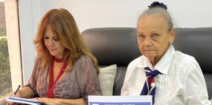 Carmen Navas con un cartel pidiendo por su hijo, Víctor Quero.