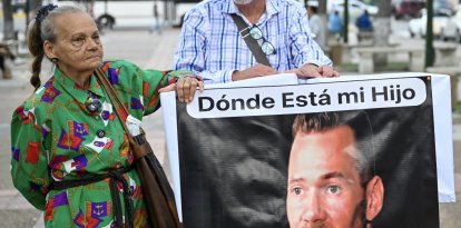 Carmen Nava posa junto a una foto de su hijo, el preso político Víctor Quero Navas, en Caracas el 30 de abril de 2026. Venezuela confirmó el 7 de mayo de 2026 la muerte de Quero Navas, nueve meses después de su fallecimiento, según informó el Ministerio de Servicios Penitenciarios en un comunicado.
