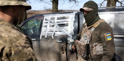 Dos soldados ucranianos conversan durante la guerra entre Rusia y Ucrania