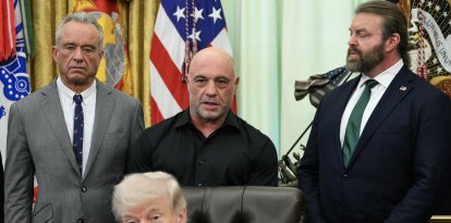 Joe Rogan, junto al presidente Donald Trump y al secretario de Salud, Robert F. Kennedy Jr.