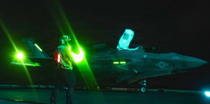 Un marinero estadounidense prepara un F-35B Lightning II, adscrito al Escuadrón de Caza y Ataque de la Infantería de Marina (VMFA) 121, para su despegue desde la cubierta de vuelo del buque de asalto anfibio de la clase America USS Tripoli (LHA 7), el 5 de mayo de 2026. El Tripoli se encuentra desplegado en la zona de operaciones de la 5.ª Flota de EE. UU. para apoyar la seguridad y la estabilidad marítimas en Oriente Medio. (Foto de la Armada de EEUU)