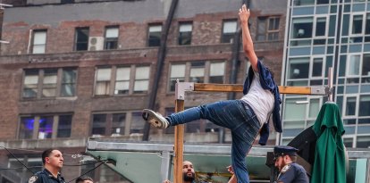 Un joven en un presunto intento de suicidio detenido por la policía de Nueva York