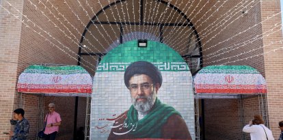 Un mural del Ayatolá Mojtaba Jamenei en una estación de metro de Teherán.