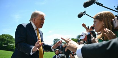 El presidente estadounidense Donald Trump habla con la prensa antes de abordar el helicóptero presidencial Marine One al partir del jardín sur de la Casa Blanca en Washington DC, el 12 de mayo de 2026.