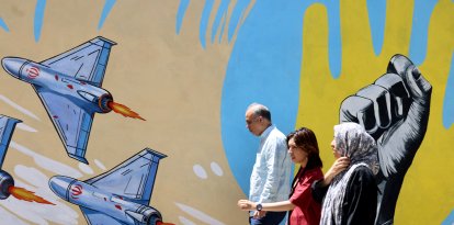 El 10 de mayo de 2026, ciudadanos iraníes pasaron junto a un mural antiestadounidense y antiisraelí pintado en una pared de la capital, Teherán.