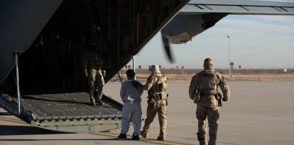 El Comando Norte de EEUU y el Comando de Transporte de EEUU apoyando los vuelos de deportación del ICE, mediante transporte aéreo militar en Fort Bliss, Texas, el 7 de febrero de 2025.