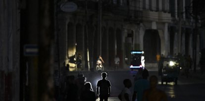 Personas caminando durante un apagón en La Habana (Archivo)
