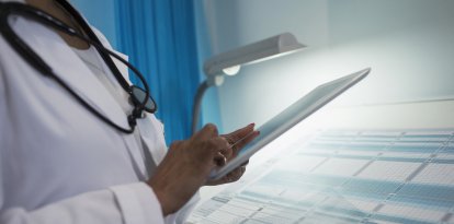 Una doctora utiliza un dispositivo digital en el hospital (Imagen de archivo)