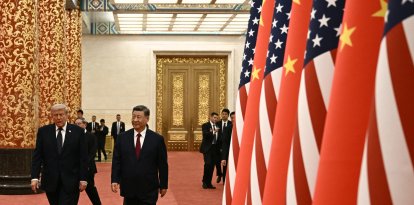 El presidente de China, Xi Jinping (derecha), y el presidente de Estados Unidos, Donald Trump, llegan a un banquete de Estado en el Gran Salón del Pueblo en Pekín el 14 de mayo de 2026.