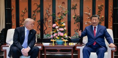 Donald Trump (izq.) se reúne con el presidente de China, Xi Jinping, al margen de su visita al jardín Zhongnanhai en Beijing