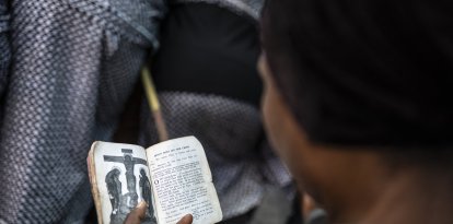 Un cristiano sostiene un libro de oraciones durante una procesión en Nigeria (Archivo)