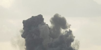 El humo se eleva desde el lugar de un ataque aéreo israelí (Archivo)