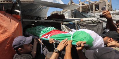 Hombres portan el cuerpo de Ezzedine Al-Haddad, el líder de las Brigadas Qassam, brazo armado del movimiento palestino Hamás