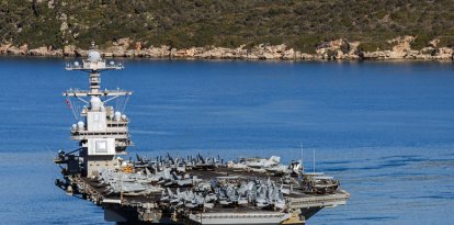 El portaaviones de la Marina de los EE. UU. USS Gerald R. Ford sale de la bahía de Souda en la isla de Creta