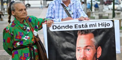 Carmen Navas posa junto a una imagen de su hijo, el preso político Víctor Quero Navas,