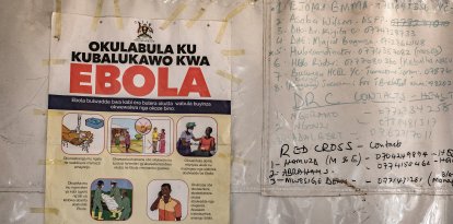 Cartel sobre cómo prevenir el ébola en Uganda. Imagen de archivo