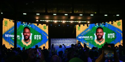 Una imagen del futbolista brasileño Neymar Jr. se proyecta en dos pantallas gigantes durante un evento para anunciar la plantilla de Brasil para el Mundial de 2026.