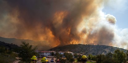 Un grupo de bomberos se prepara para combatir las llamas en California