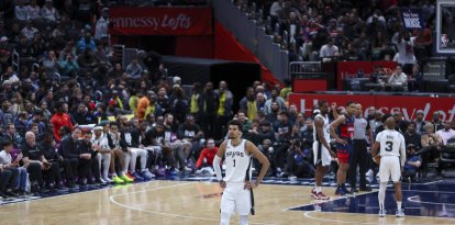 10 de febrero de 2025, Washington, Distrito de Columbia, EE. UU.: VICTOR WEMBANYAMA, con el dorsal n.º 1 de los San Antonio Spurs, observa el partido contra los Washington Wizards en el Capital One Arena. (Crédito de la imagen: © Sabina Shysh/ZUMA Press Wire)