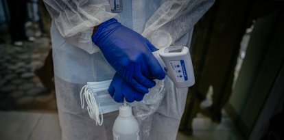 Un trabajador de la salud supervisa a los visitantes.