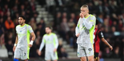 Erling Haaland, del Manchester City (a la derecha), observa el partido de la Premier League disputado en el Vitality Stadium, en Bournemouth. Fecha de la imagen: martes, 19 de mayo de 2026.