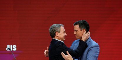 José Luis Rodríguez Zapatero y Pedro Sánchez, durante un acto de la Internacional Socialista en 2022