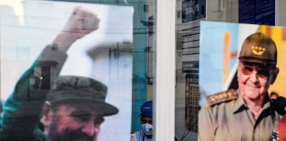 carteles del fallecido líder cubano Fidel Castro, que hoy habría cumplido 95 años, y del expresidente Raúl Castro