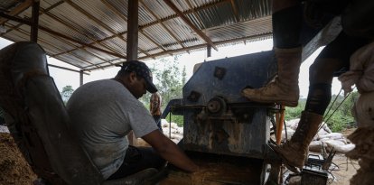 Hombres trabajan en una mina de oro artesanal en la localidad de El Dorado, estado Bolívar,