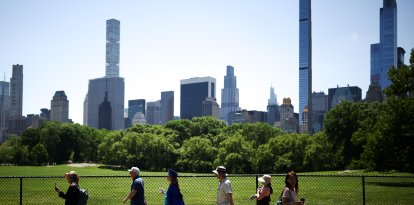 Personas pasean por Central Park en el distrito de Manhattan de la ciudad de Nueva York