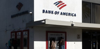 Personas utilizan los cajeros automáticos de una sucursal de Bank of America