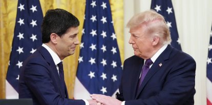 El presidente Trump estrecha la mano del nuevo presidente de la Fed, Kevin Warsh