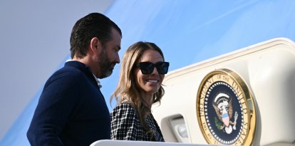 Bettina Anderson y Donald Trump Jr. entran en el Air Force One, en julio de 2025.